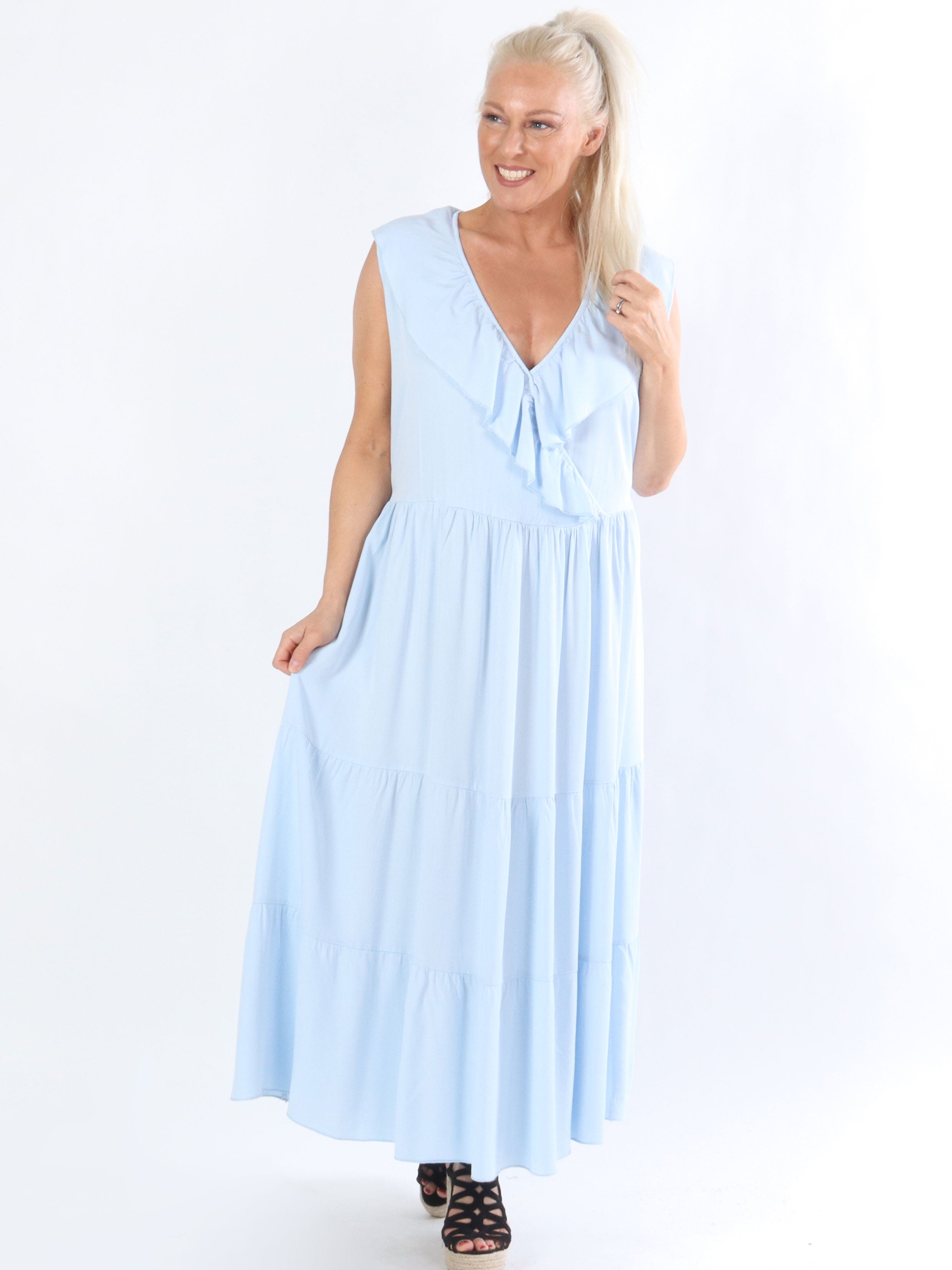 Fernanda - Kjole med flæsekant ved udskæringen